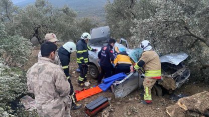 Zeytinliğe uçan otomobilin sürücüsü yaralandı