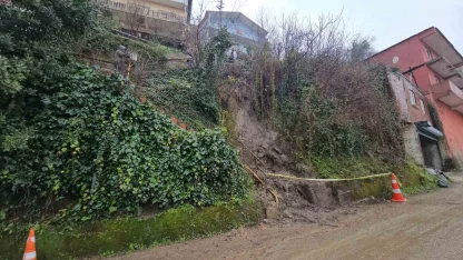 Zonguldak’ta 8 eve ulaşım sağlayan merdiven heyelan nedeniyle kapatıldı