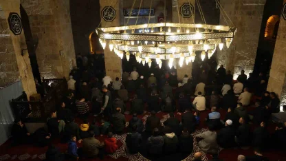 6 asırlık tarihi camide Berat Kandili’nde eller semaya açıldı