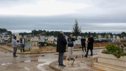 6 Şubat depreminde hayatını kaybeden Antalyalı vatandaşlar mezarı başında anıldı