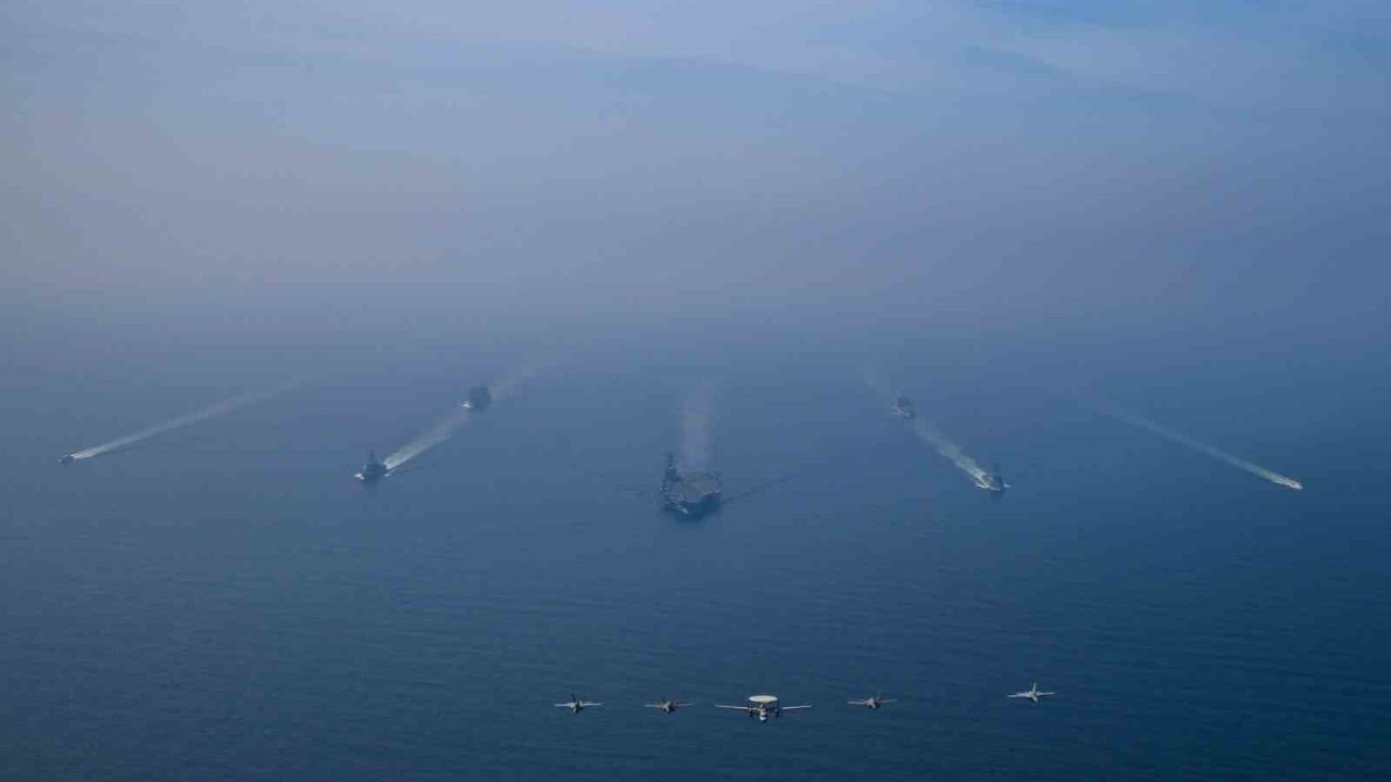 ABD ordusu, Umman Denizi’ndeki uçak gemisi grubunun fotoğraflarını paylaştı