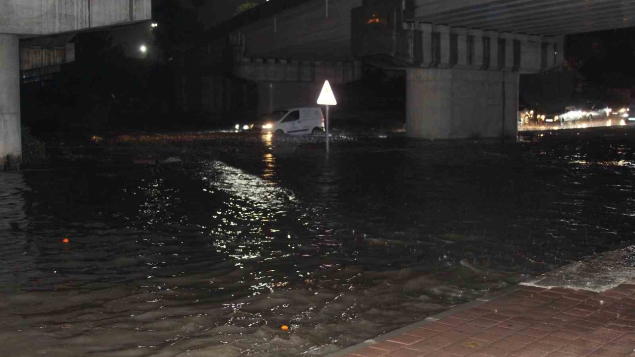 Adana’da gece bastıran sağanak yağış yolları göle çevirdi
