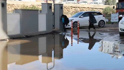Adana’da iğrenç manzara: Lağımlar sokağa taşıyor, çocuklar üzerinden atlamak zorunda kalıyor