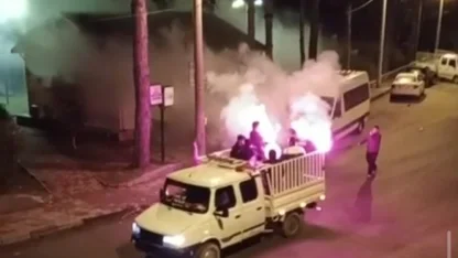 Adana’da ilk sahurda meşaleli davul şovu