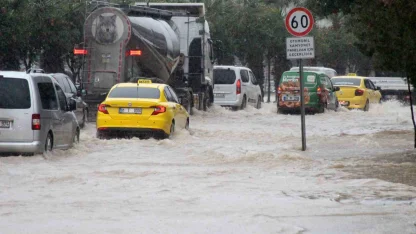 Adana’da sağanak yağışta yollar göle döndü