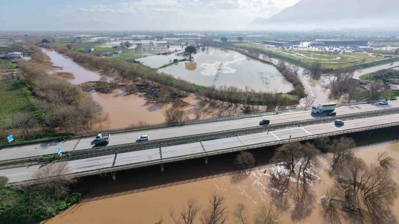 Adımla geçilen nehir taştı