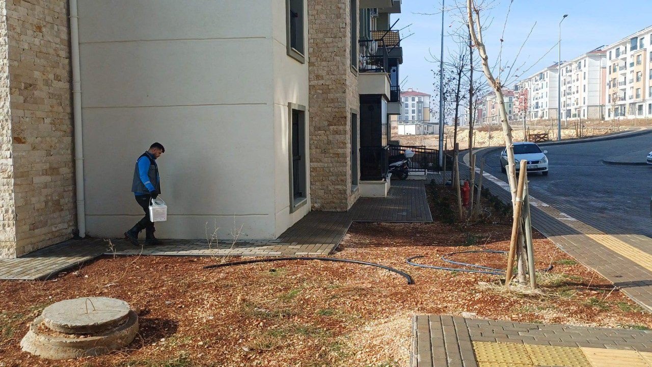 Adıyaman Belediyesi’nden Örenli TOKİ’de haşereyle mücadele