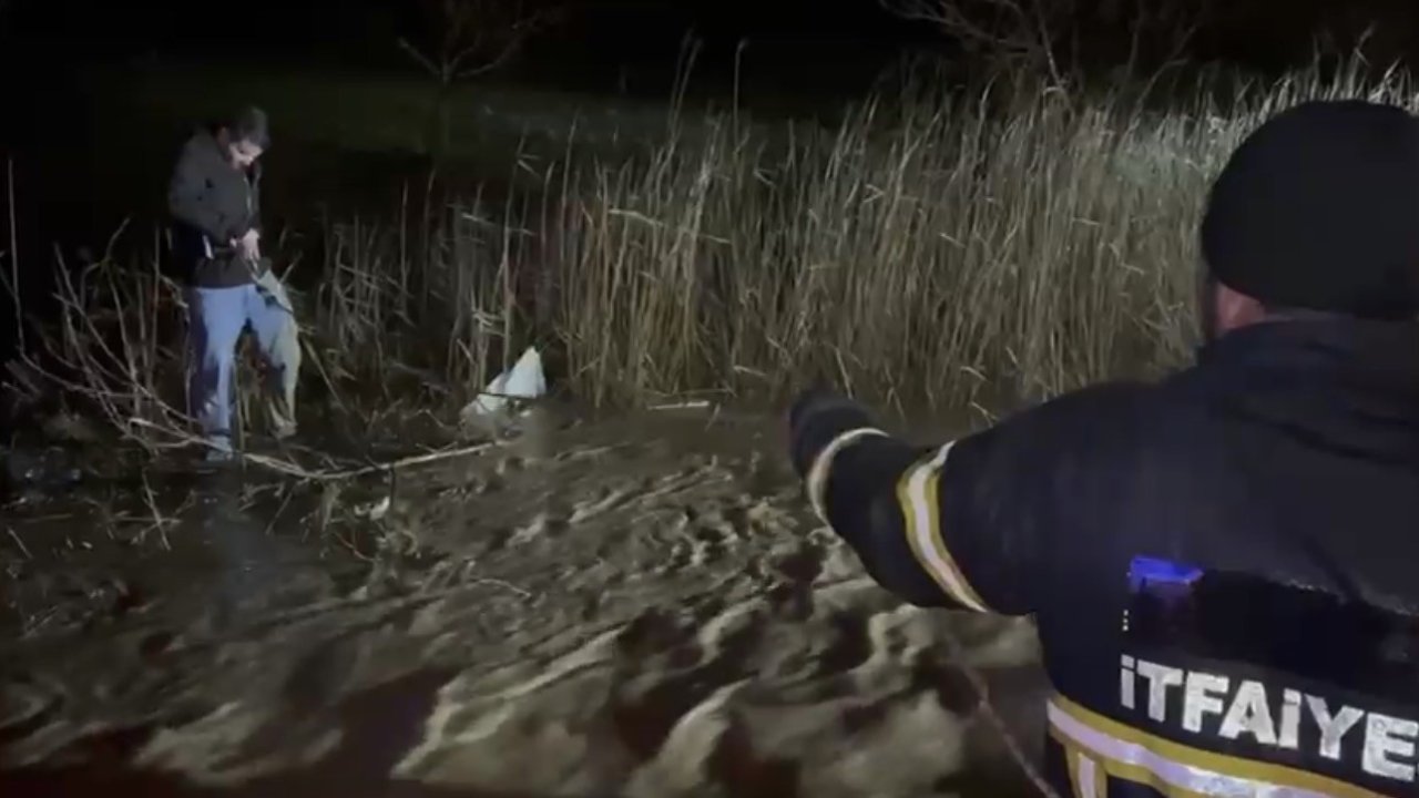 Adıyaman’da sele yakalanan araç suya gömüldü