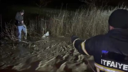 Adıyaman’da sele yakalanan araç suya gömüldü