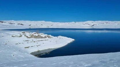 Ağrı Yazıcı Barajı’nda buzlar çözüldü, kartpostallık manzara oluştu