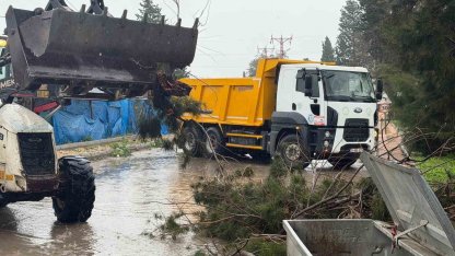Akdeniz’de fırtına sonrası belediye ekipleri teyakkuzda