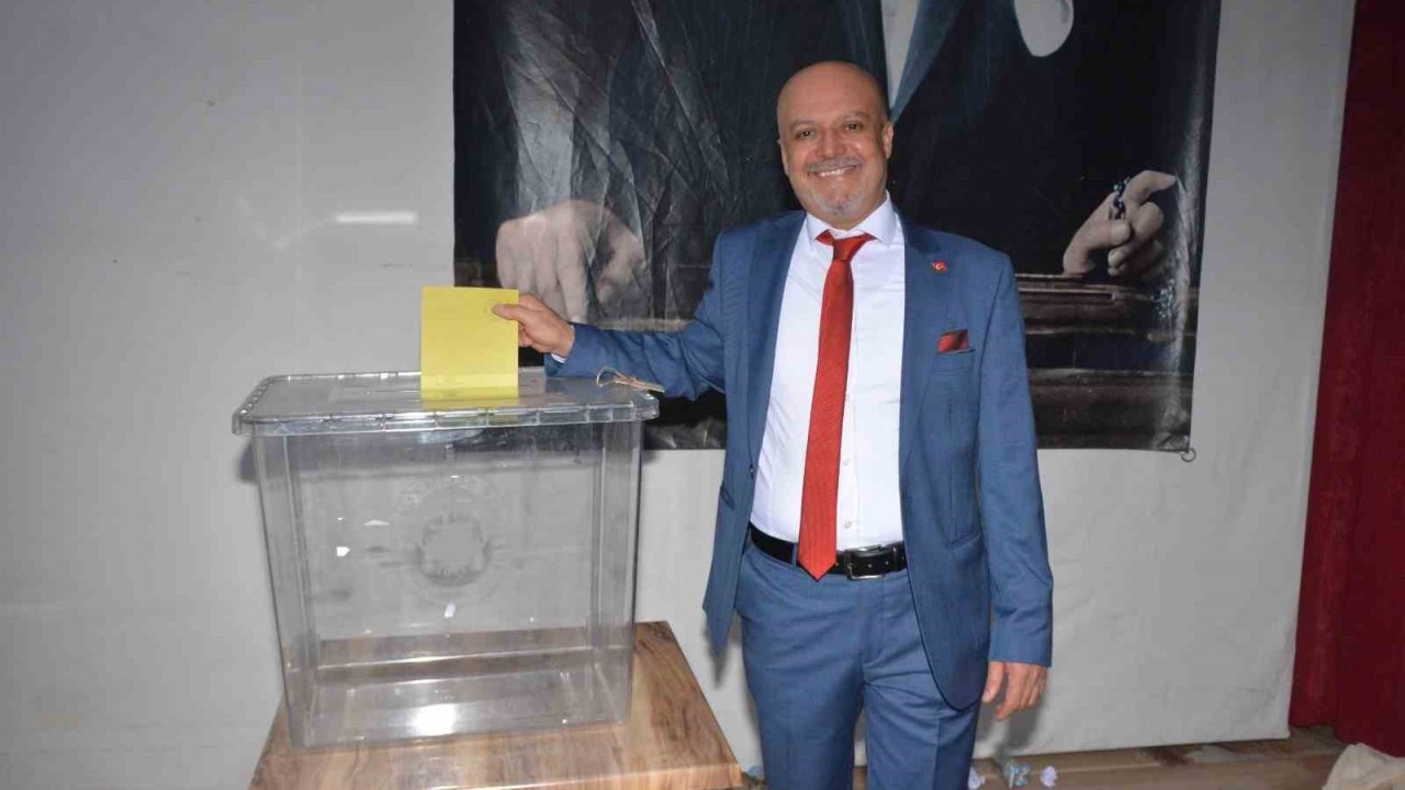 Akhisar’da mevcut başkan 1 oy farkla kazandı