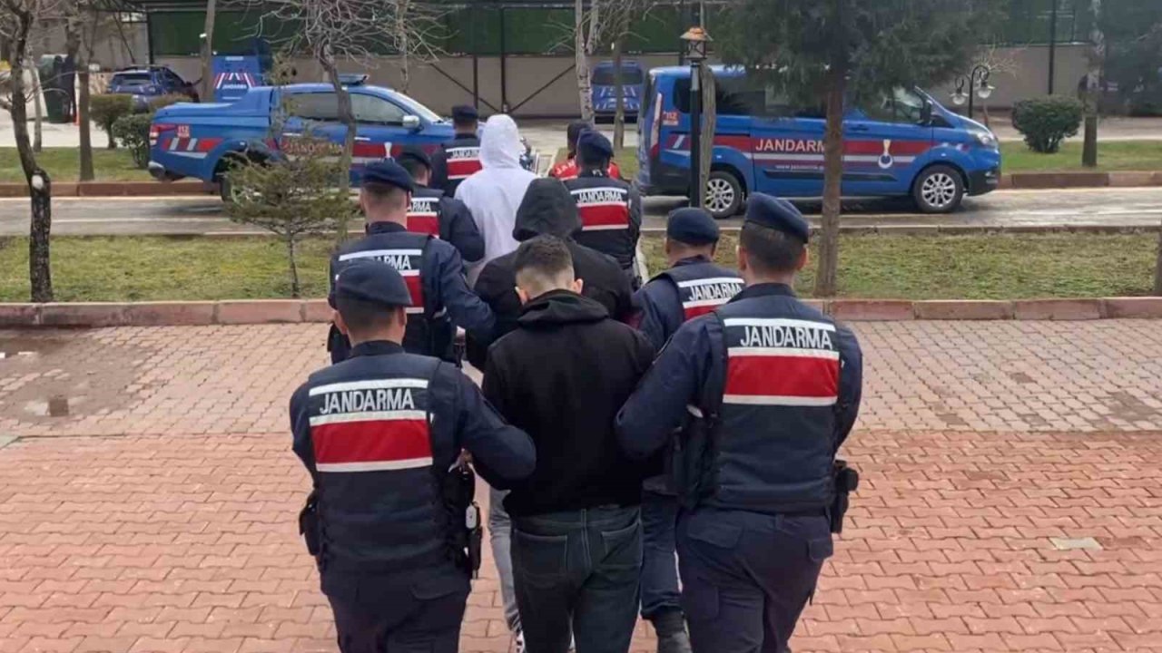 Aksaray’da jandarmadan 6 adrese eş zamanlı uyuşturucu baskını: 5 tutuklama