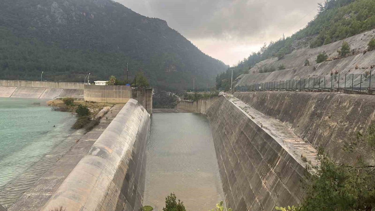 Alanya Dim Barajı’nda su seviyesi yükseldi bölgeye yakın bazı evlerin tedbir amaçlı boşaltılması istendi