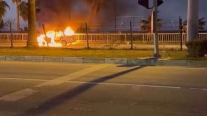 Alanya’da çarpışan araba alev topuna döndü