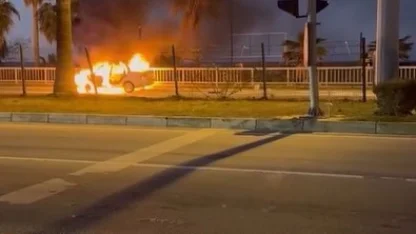 Alanya’da çarpışan araba alev topuna döndü