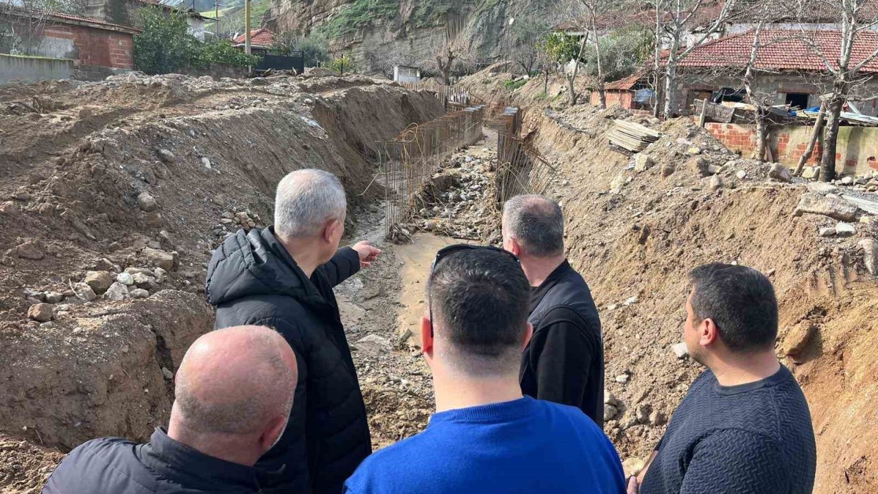 Alaşehir’de selin vurduğu yollar onarılıyor