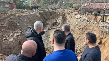 Alaşehir’de selin vurduğu yollar onarılıyor