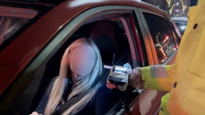 Alkollü kadın sürücünün ehliyetine el konuldu