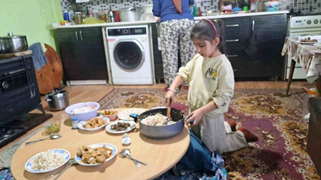 Altıntaş’ta öğrenciler evlerinde aileleriyle birlikte iftar sofrası kurdu