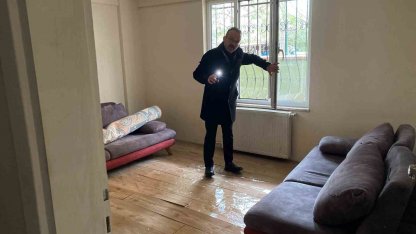 Altyapı çalışması sonrası apartmanı su bastı