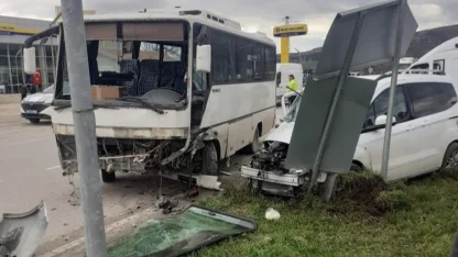 Amasya’da midibüs ile kamyonet çarpıştı: 6 yaralı