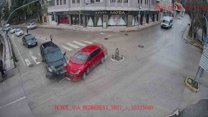 Amasya’da otomobilin Yeşilırmak Nehri’ne uçtuğu kaza kamerada