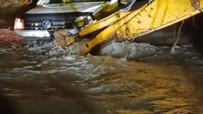 Ankara’da suya kapılan araç yaklaşık 150 metre sürüklendi