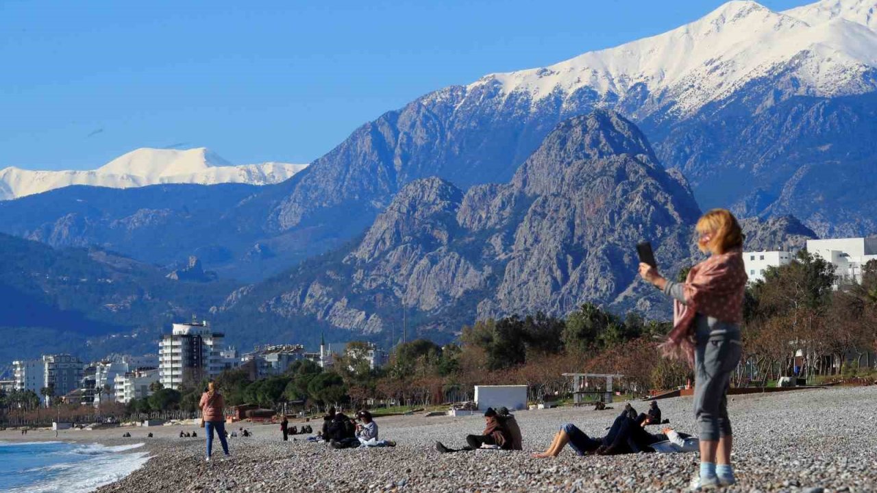 Antalya’da karlı dağların gölgesinde deniz keyfi