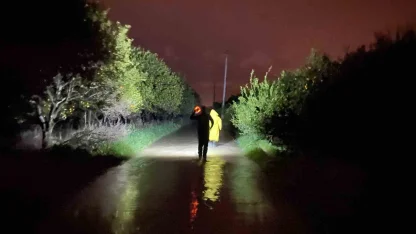 Antalya’da sel sularının bastığı barınakta mahsur kalan 27 köpek botlarla kurtarıldı