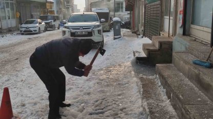 Ardahan’da dondurucu soğuk ağaçları kırağıyla kapladı