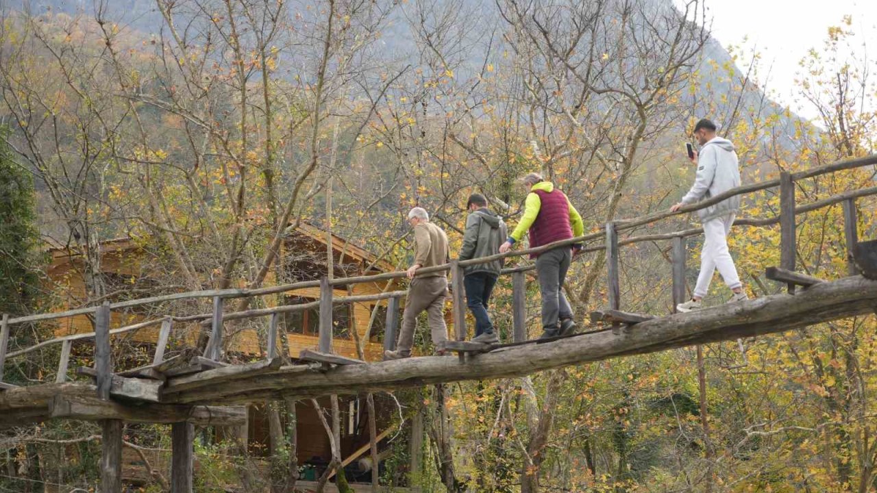 Asırlık ahşap köprü zamana meydan okuyor: Köylüleri sırtında taşıyor