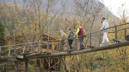 Asırlık ahşap köprü zamana meydan okuyor: Köylüleri sırtında taşıyor