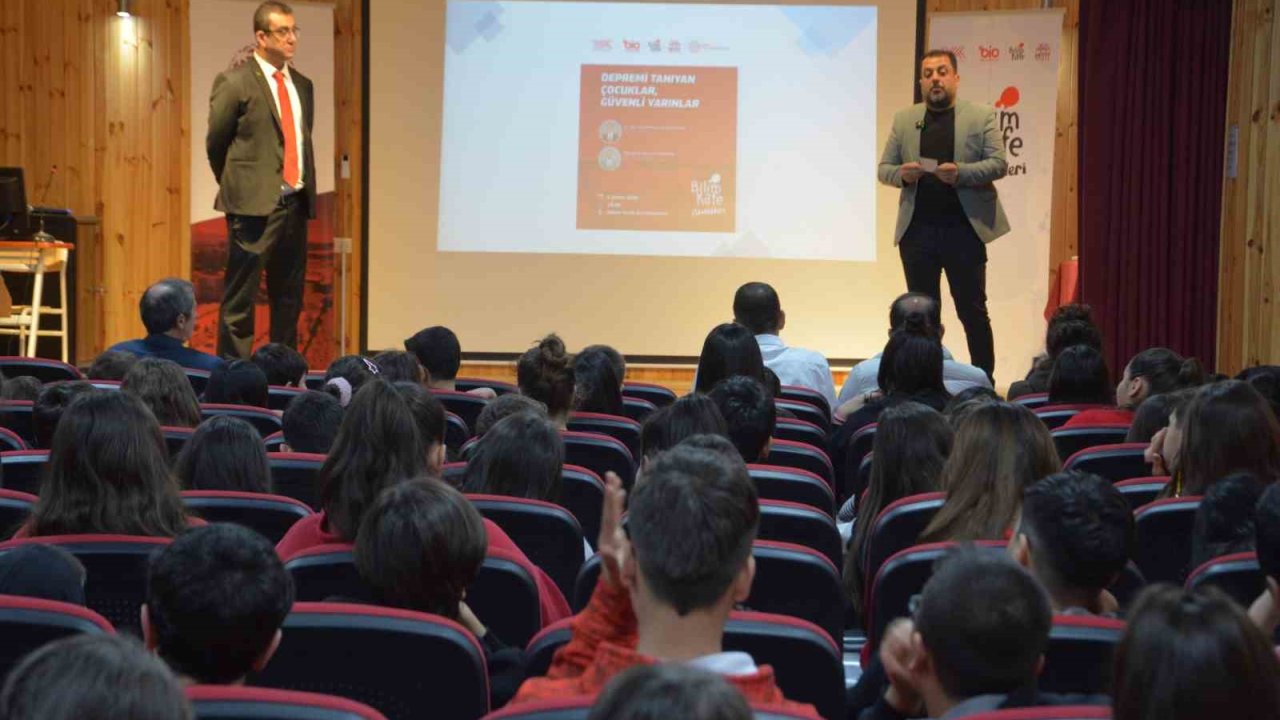 "Asrın felaketi"nin yıl dönümünde öğrencilere deprem eğitimi
