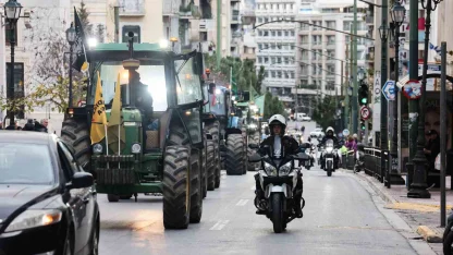 Atina’da çiftçilerden, parlamento binası önünde traktörlü protesto