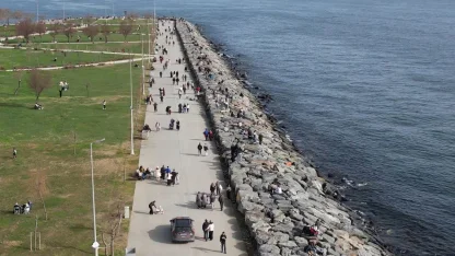 Avcılar’da güneşli havayı fırsat bilenler sahile koştu