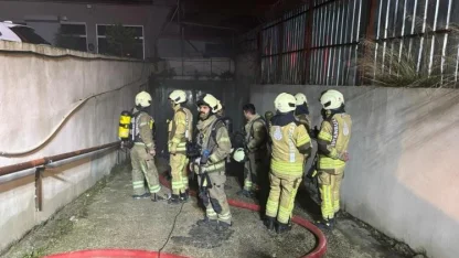Avcılar’da tekstil atölyesine ait depo alevlere teslim oldu