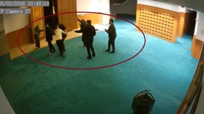 Ayakkabısının kaybolduğunu söyleyip cami görevlilerine saldırdı