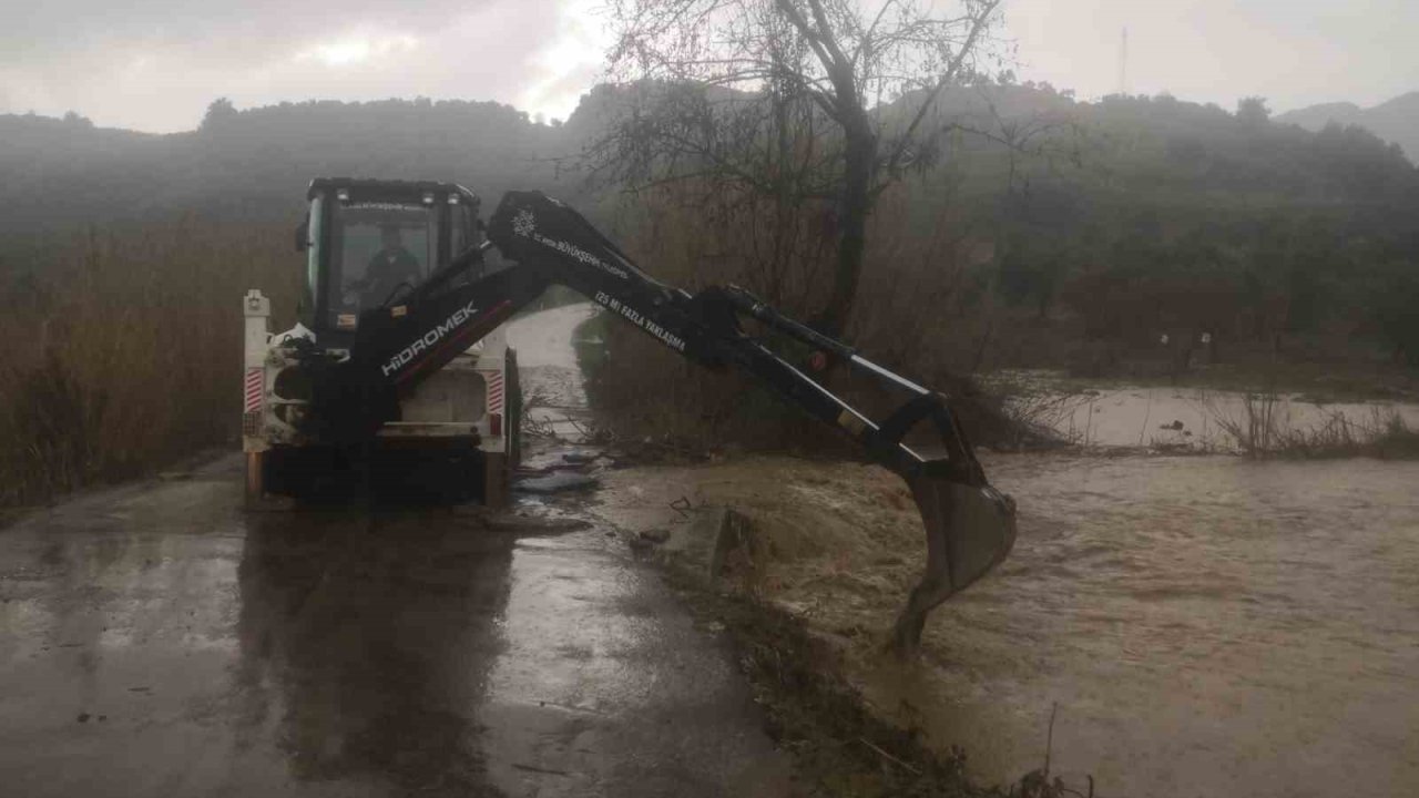 Aydın’da sağank yağışa karşı Büyükşehir ekiplerinden yoğun çalışma