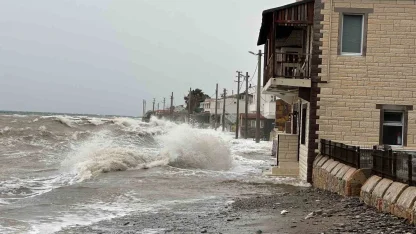 Ayvacık’ta kara ile deniz birleşti