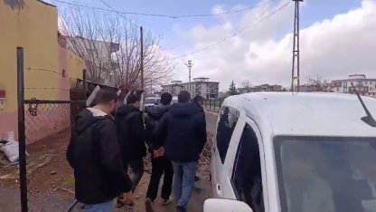 Bacaklarından bıçaklanan genç hastaneye kaldırıldı