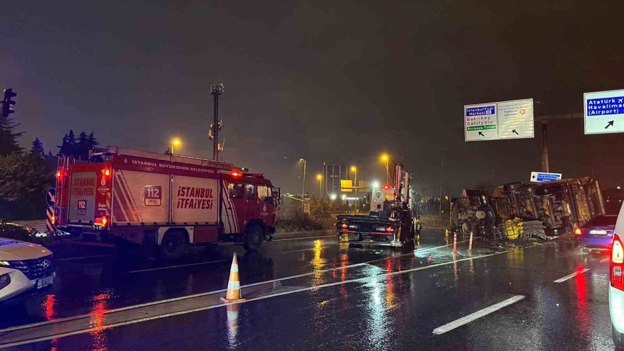 Bakırköy’de hafriyat kamyonu bariyere çarparak devrildi: 2 yaralı