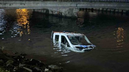Bakırköy’de İBB’ye ait zabıta aracı denize düştü