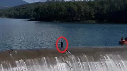 Balık üreticisinin savakları açık barajda yürekleri ağızlara getiren temizlik çalışması