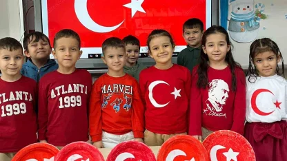 Balıkesir’de eğitimde ikinci dönem bayrak sevgisiyle başladı