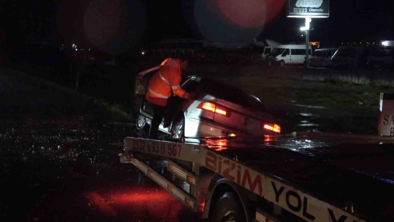 Balıkesir’de otomobilin çarptığı direk devrildi