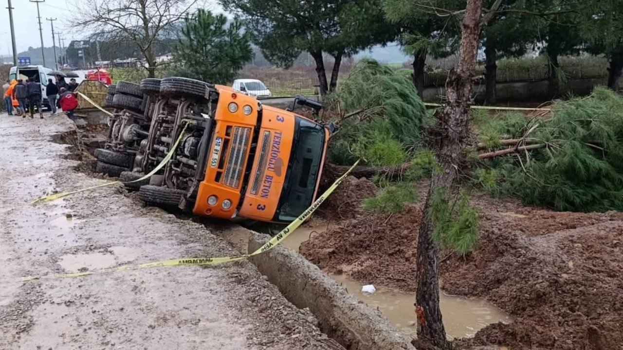 Balıkesir’de zemin çökünce beton mikseri devrildi: 1 ölü, 1 yaralı