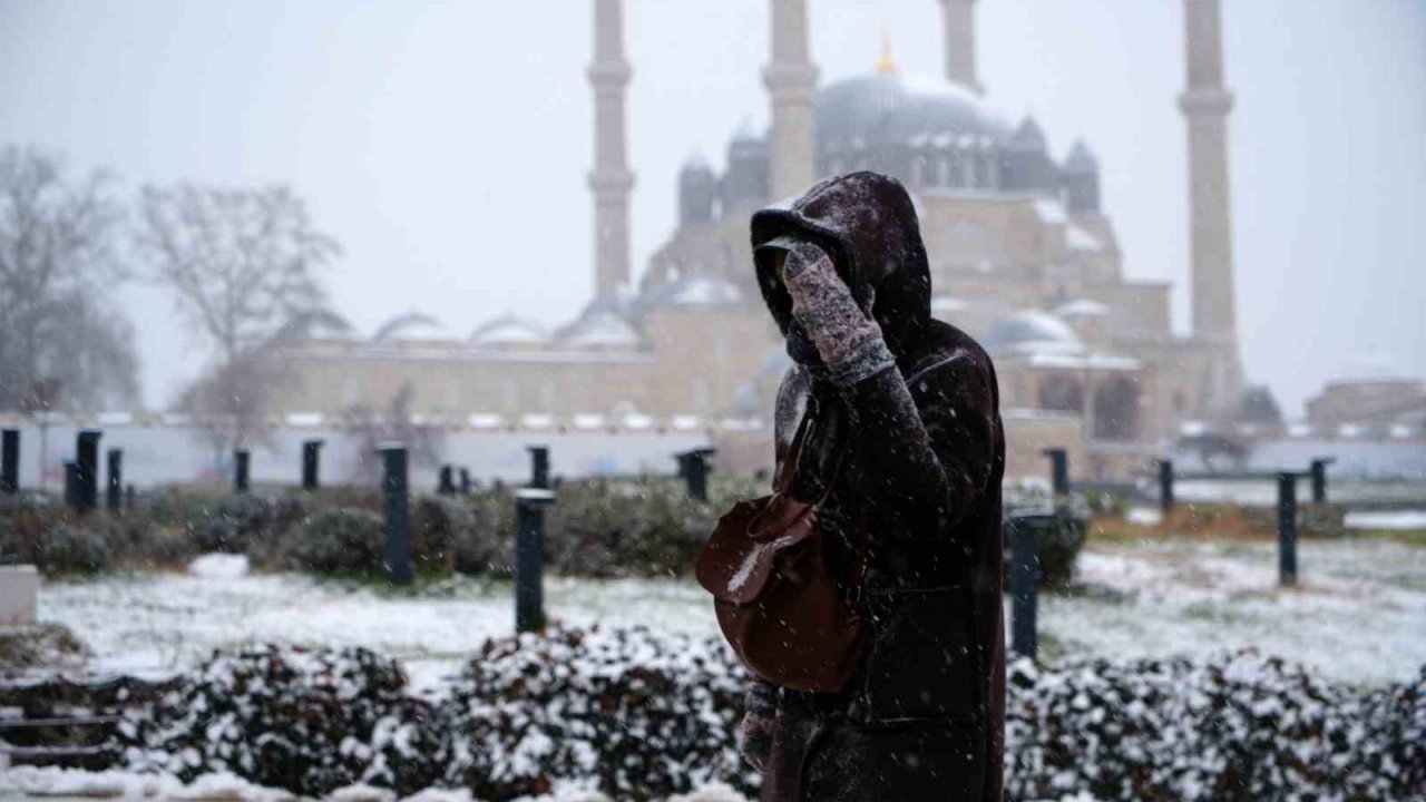 Balkanlardan gelen soğuk hava Edirne’yi beyaza bürüdü