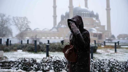 Balkanlardan gelen soğuk hava Edirne’yi beyaza bürüdü