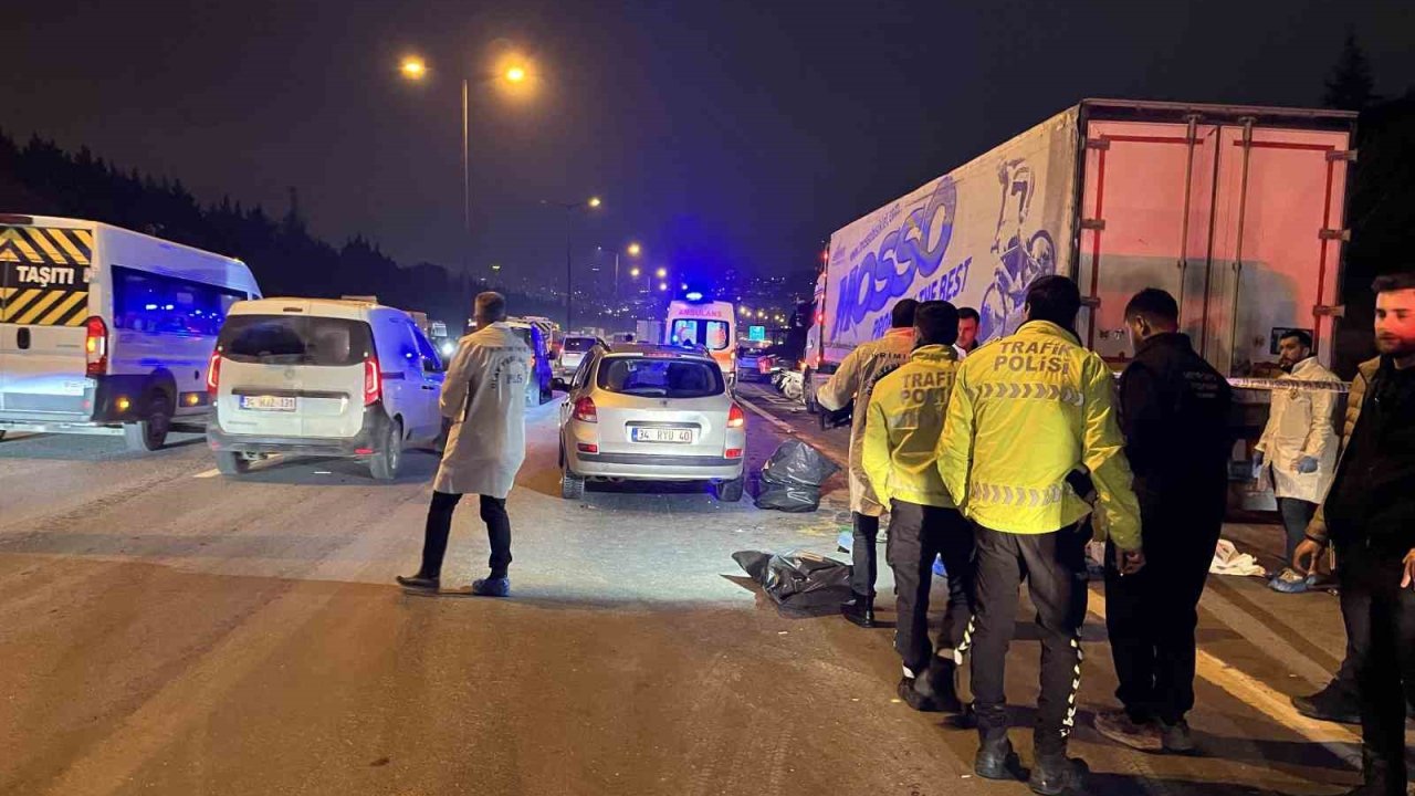 Başakşehir TEM’de arızalanan tıra çarpan motosikletli hayatını kaybetti